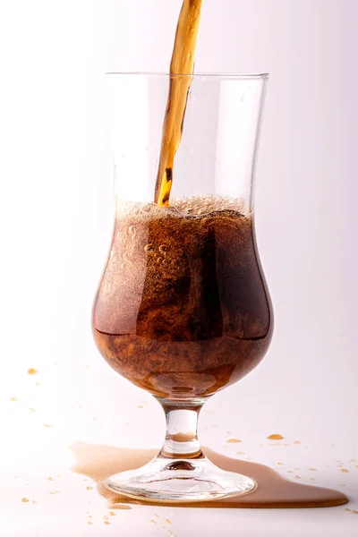 Hermoso Vaso Vidrio Vierte Una Bebida Carbonatada Oscura Sobre Fondo —  Fotos de Stock
