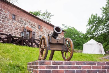 Eski bir silah. Bir silah. Parktaki eski silahlar..