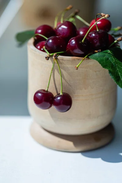 Bayas Cereza Plato Madera Alféizar Ventana Hermosa Iluminación Luz Del — Foto de Stock