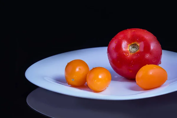 Tomate Rojo Tres Tomates Amarillos Plato Blanco — Foto de Stock