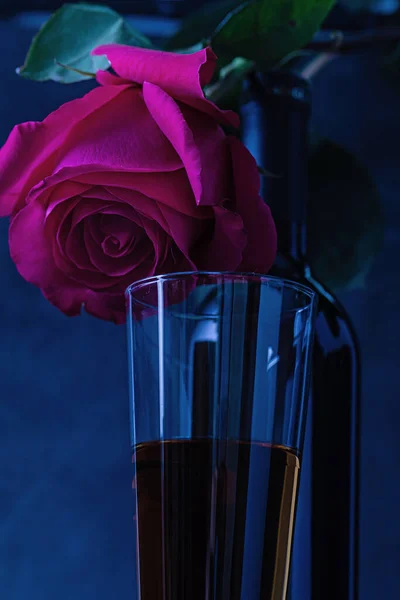 Бутылка Вина Красивым Бокалом Красивая Роза Темном Фоне — стоковое фото