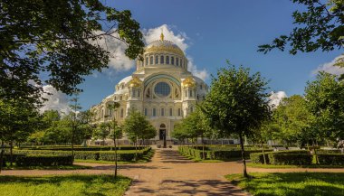 14.07.2020 Kronshtadt, Saint-Petersburg, Rusya. Güneşli bir yaz gününde Aziz Niklas katedrali harikalar yaratıyor..