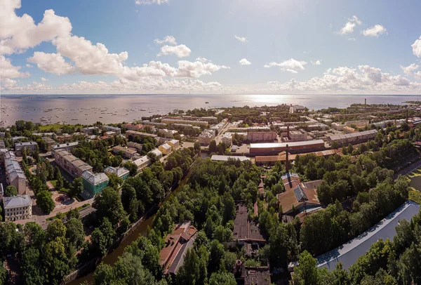 Güneşli bir günde şehrin muhteşem bir manzarası (hava fotoğrafçılığı). Kronstadt, Rusya