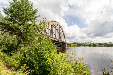 Rusya 'nın Tver bölgesinde, Kalyazin' deki Volga nehri üzerindeki köprü. Demiryolu köprüsü ve set manzaralı manzara.