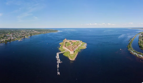 Leningrad, Rusya 'daki bir adadaki Oreshek kalesinin havadan görünüşü. Güneşli bir gün.