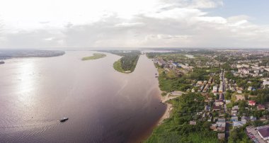 Gorodets şehri, Nizhny Novgorod oblast, Rusya. Yüksek bir yerden fotoğraf. Güneşli bir günde şehir manzaralı bir manzara..