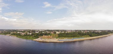 Gorodets şehri, Nizhny Novgorod oblast, Rusya. Yüksek bir yerden fotoğraf. Güneşli bir günde şehir manzaralı bir manzara..