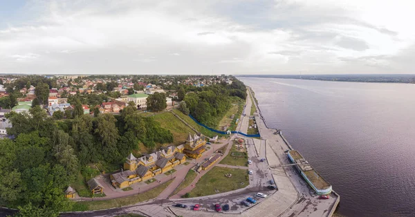 Gorodets şehri, Nizhny Novgorod oblast, Rusya. Yüksek bir yerden fotoğraf. Güneşli bir günde şehir manzaralı bir manzara..