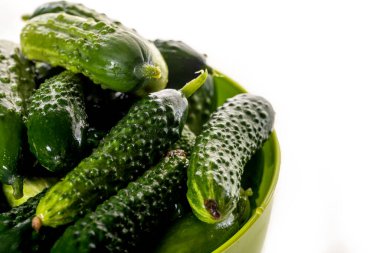 Taze salatalık, sarımsak ve otlar. Salatalıkları koruma süreci.