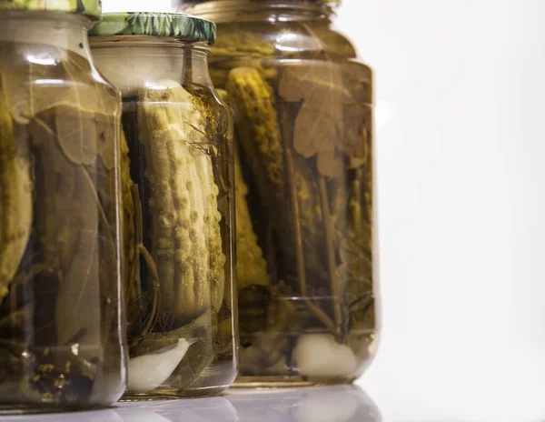 Pickles Een Glazen Pot Een Witte Achtergrond Ingeblikt Voedsel Groenten — Stockfoto