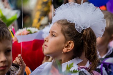 Saint Petersburg, Rusya 1 Eylül 2018 Okul 667 Nevsky Bölgesi. Öğrencileribiraraya toplar.