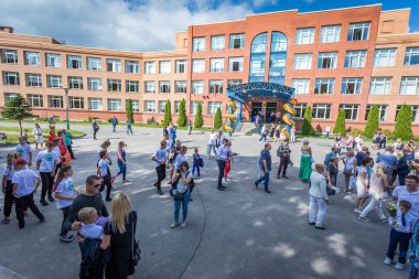 Saint Petersburg, Rusya 2 Eylül 2019 Okul 619 Kalininsky Bölgesi. Öğrenciler okulun yakınında toplanıyor. 