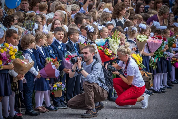 Saint Petersburg, Rusya 2 Eylül 2019 Okul 619 Kalininsky Bölgesi. Öğrenciler okulun yakınında toplanıyor. 