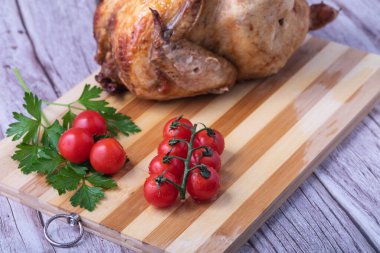 Lezzetli pişirilmiş domatesli ve baharatlı tavuk. Lezzetli yemek kavramı..