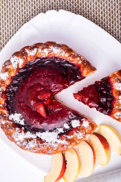 Frischer Erdbeer Und Himbeerkuchen Nektarscheiben Auf Einem Teller Köstliches Dessert — Stockfoto