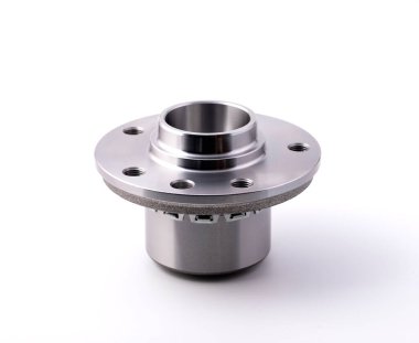 Araba tekerleği merkezi beyaz arka planda. Yedek parça ve araba tamiri kavramı..