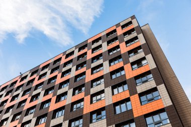 Gökyüzüne karşı çok katlı bir ofis binası. Bir sürü ofisi ve işini yapan bir sürü insanı olan bir bina..