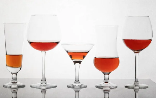 不同尺寸的玻璃杯 背景为白色 酒精饮品的概念 — 图库照片
