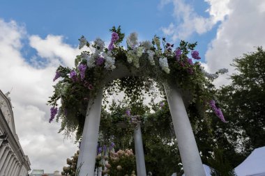 29.08.2020 Saint-Petersburg, Rusya. Yıllık Çiçek Festivali. Şehirde dolaşmak için sanatçılar, çiçek desenli arabalar ve arabalar hazırlıyoruz..