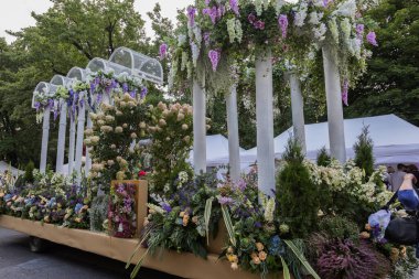 29.08.2020 Saint-Petersburg, Rusya. Yıllık Çiçek Festivali. Şehirde dolaşmak için sanatçılar, çiçek desenli arabalar ve arabalar hazırlıyoruz..