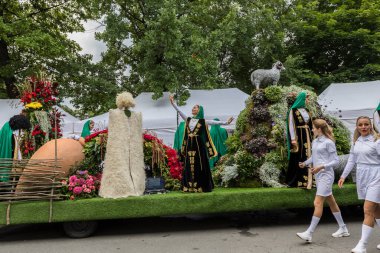 29.08.2020 Saint-Petersburg, Rusya. Yıllık Çiçek Festivali. Şehirde dolaşmak için sanatçılar, çiçek desenli arabalar ve arabalar hazırlıyoruz..
