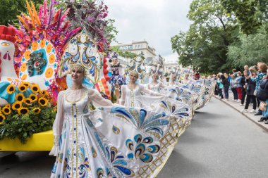 29.08.2020 Saint-Petersburg, Rusya. Yıllık Çiçek Festivali. Şehirde dolaşmak için sanatçılar, çiçek desenli arabalar ve arabalar hazırlıyoruz..
