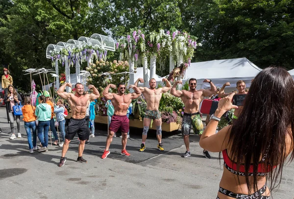 29.08.2020 Saint-Petersburg, Rusya. Yıllık Çiçek Festivali. Şehirde dolaşmak için sanatçılar, çiçek desenli arabalar ve arabalar hazırlıyoruz..
