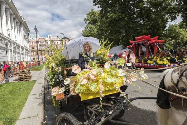 29.08.2020 Saint-Petersburg, Rusya. Yıllık Çiçek Festivali. Şehirde dolaşmak için sanatçılar, çiçek desenli arabalar ve arabalar hazırlıyoruz..