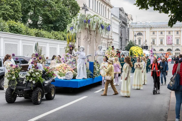 29.08.2020 Saint-Petersburg, Rusya. Yıllık Çiçek Festivali. Şehirde dolaşmak için sanatçılar, çiçek desenli arabalar ve arabalar hazırlıyoruz..