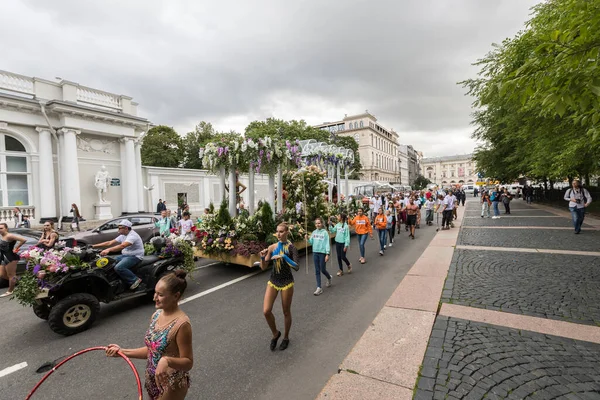 29.08.2020 Saint-Petersburg, Rusya. Yıllık Çiçek Festivali. Şehirde dolaşmak için sanatçılar, çiçek desenli arabalar ve arabalar hazırlıyoruz..