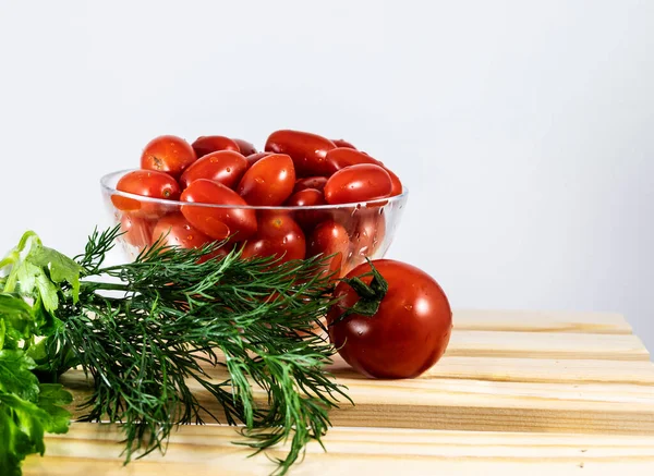 Tomat Merah Cerah Stand Kayu Dalam Mangkuk Kaca Sebuah Setangkai — Stok Foto