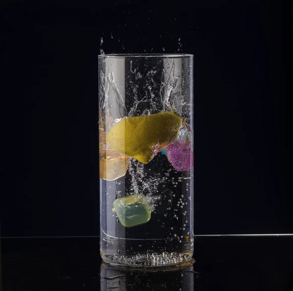 Une Tranche Citron Tombe Dans Verre Eau Sur Fond Noir — Photo