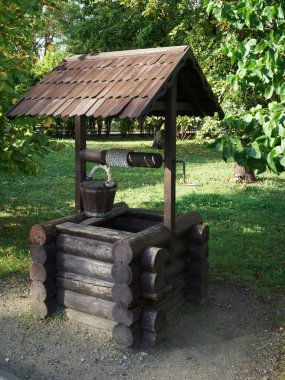 Kovayla kütüklerden yapılmış eski bir kuyu..