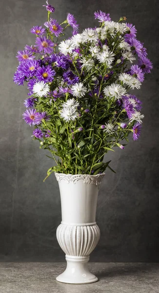 Bouquet Petits Asters Jardin Dans Vase Blanc Sur Fond Gris — Photo