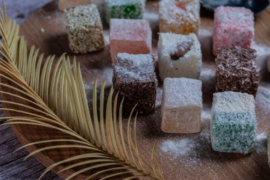 Oryantal tatlılar ahşap tabakta.