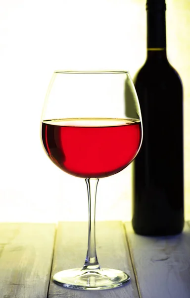 Una Copa Vino Tinto Tallo Delgado Una Botella Vino Fondo — Foto de Stock
