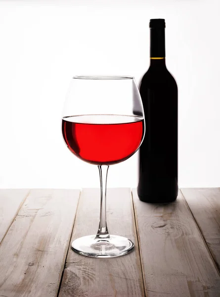 Una Copa Vino Tinto Tallo Delgado Una Botella Vino Fondo — Foto de Stock