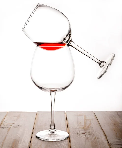 Dois Copos Uma Haste Fina Fundo Branco Dos Restos Vinho — Fotografia de Stock