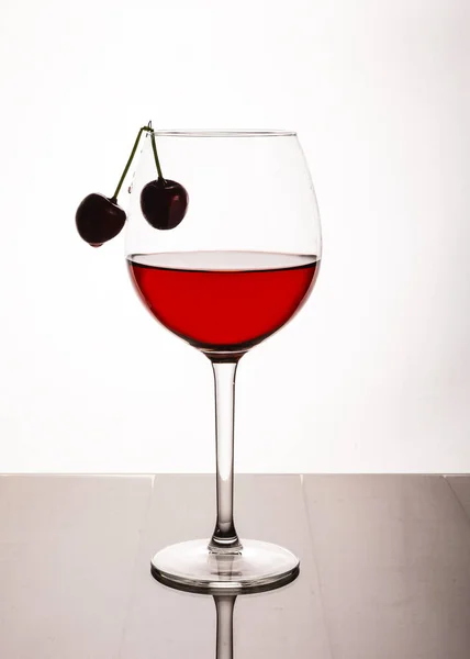 Copo Caule Fino Com Vinho Tinto Uma Cereja Borda — Fotografia de Stock