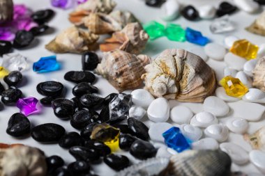 Renkli taşların ve deniz kabuklarının parlak arkaplanı. Yaz tatili ve seyahat konsepti.