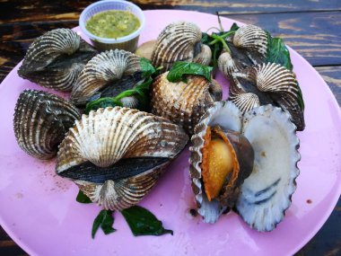  Tayland Streetfood ünlü sosu ve baharatlı sos daldırma ile beyazlatılmış midye buğulama