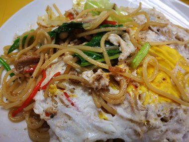 spagetti ile domuz eti ve yumurta baharatlı ve Tayland Streetfood yemek listesi-in ünlü ot soslu