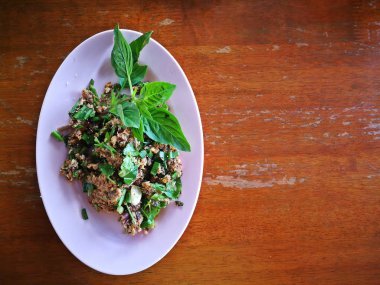 Otlar kıyılmış yayın balığı baharatlı salata