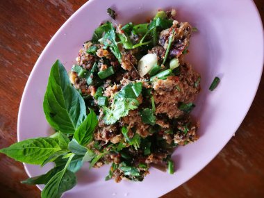 Otlar kıyılmış yayın balığı baharatlı salata