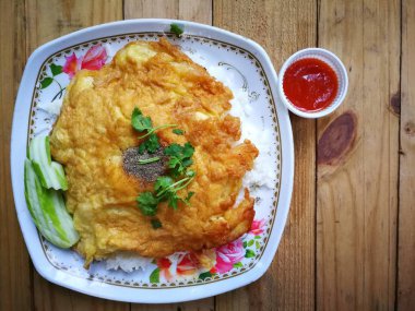 Tayland tarzı omlet pirinç ve baharatlı sos ile