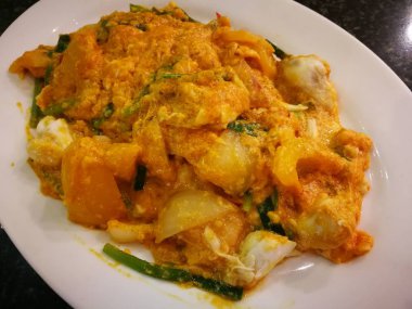 Kızarmış sarı köri yengeç veya kızartılmış yengeç toz köri karıştırın