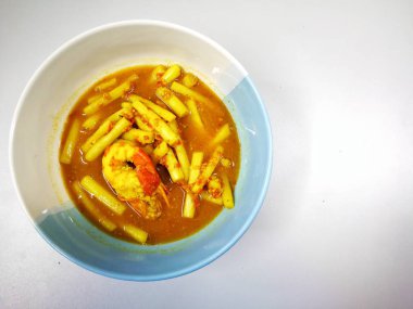 Lotus kök sarı köri baharatlı çorba nehir karides ile
