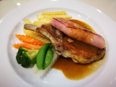 balığı balık sığır eti ve domuz eti Biftek Barbekü ile tereyağı ekmek Patates kızartma ve sebze ızgara