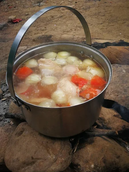 Cozinhar Sopa Frango Vida Acampamento — Fotografia de Stock