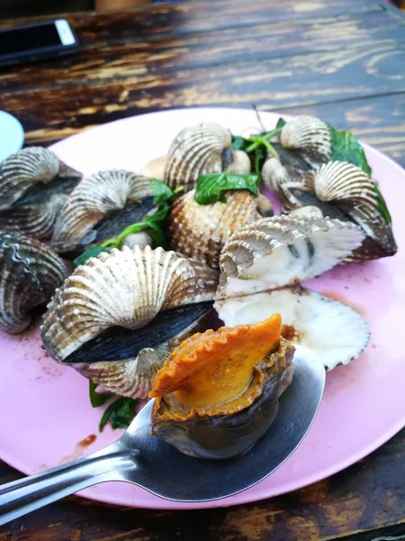  Tayland Streetfood ünlü sosu ve baharatlı sos daldırma ile beyazlatılmış midye buğulama